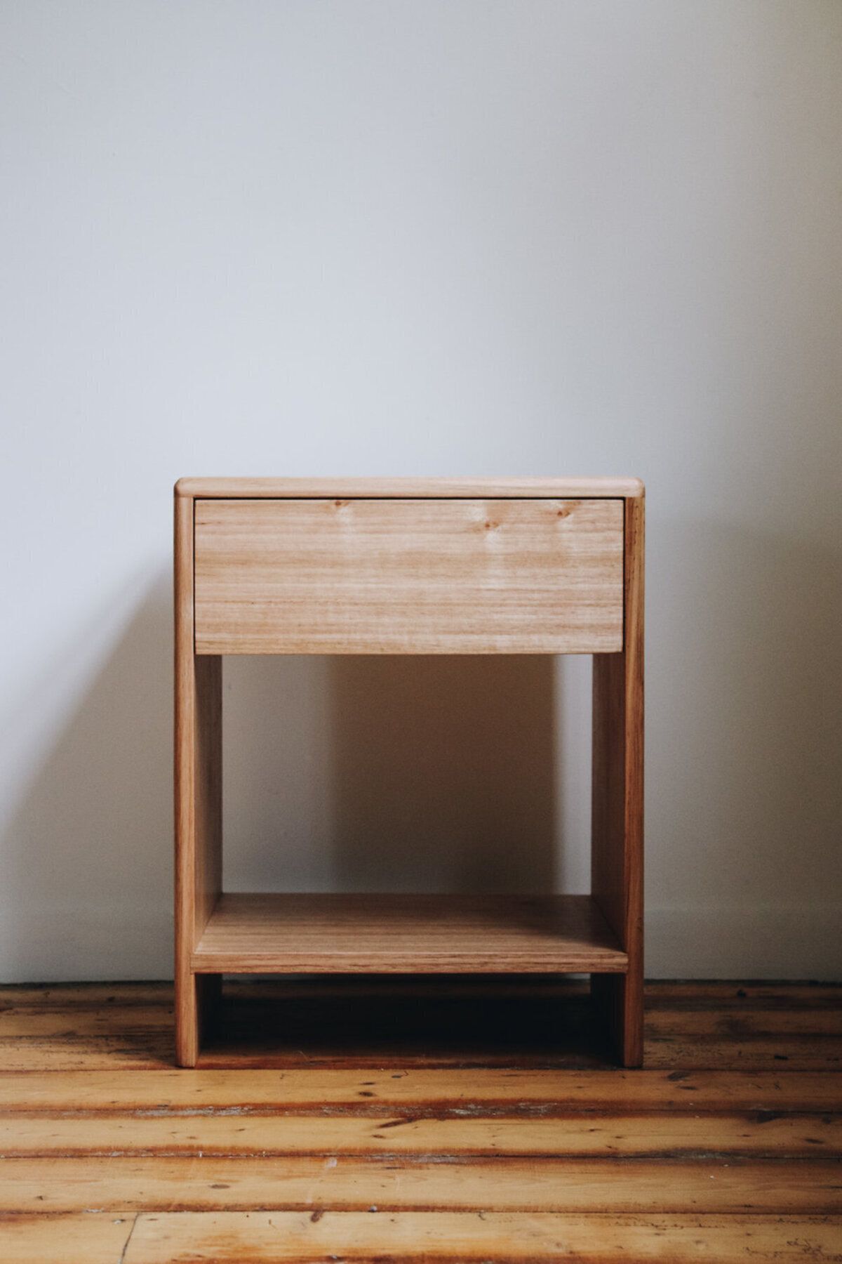  Lüks Masif Ahşap Tek Çekmeceli Komodin Ceviz Renk